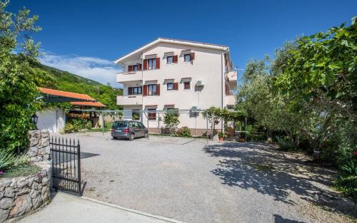 Apartments with a swimming pool Baska Krk - 5354 - image 14