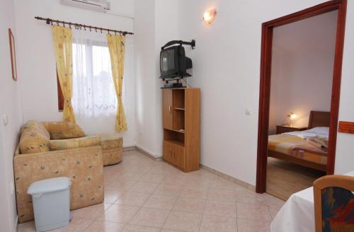 Apartments with a swimming pool Baska Krk - 5354 - image 9