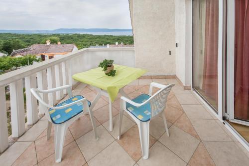 شرفة/ تراس, Apartments with parking space Njivice, Krk - 5427 in مالينسكا