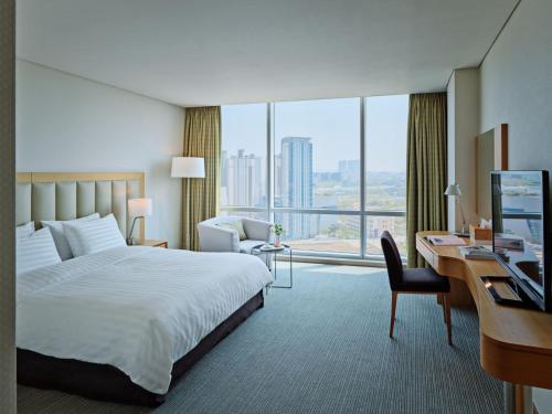 Superior Double Room with Free Minibar and Breakfast for 1 pax 