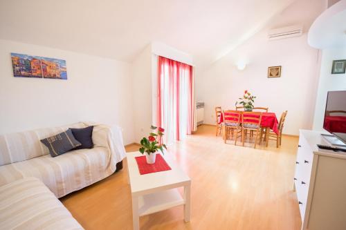 Apartment Njivice 5427b - image 7