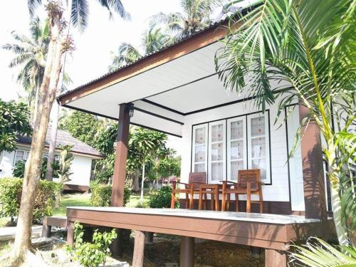 S Beach Resort in Hat Khlong Chao