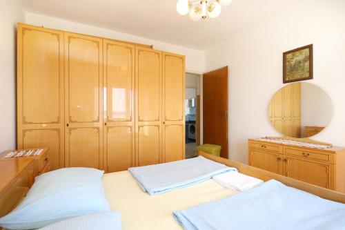 Apartments with parking space Selce, Crikvenica - 5475 in 塞爾采