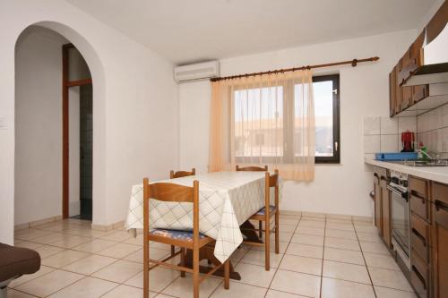 บริการและสิ่งอำนวยความสะดวก, Apartments with a parking space Pinezici, Krk - 5465 in ปิเนซิซี