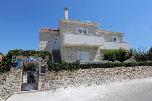 Apartments with a parking space Supetar, Brac - 5385