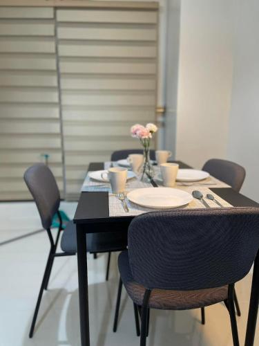 Modern Executive Studio Hotel with kitchen - Tap to explore photos
