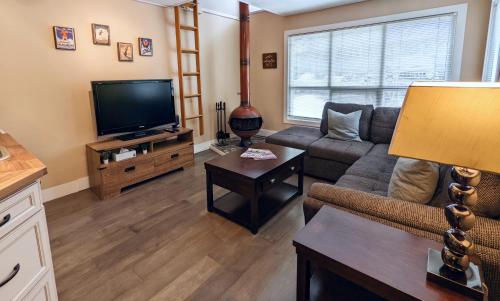 Steps to All New Gondola, Sleeps 4 with Free Parking in Whistler, Canada