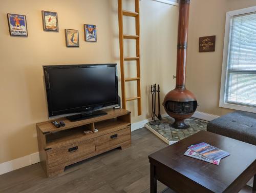 Steps to All New Gondola, Sleeps 4 with Free Parking in Whistler, Canada