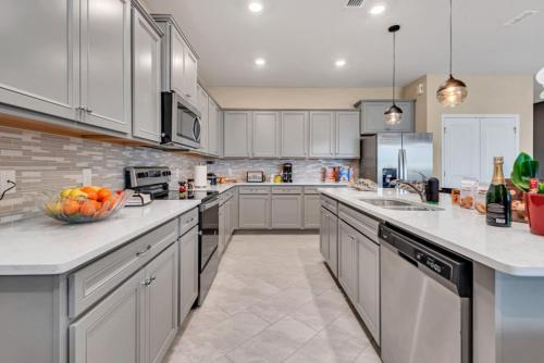 2126 Elani Brand New Windsor Island Resort villa in Davenport, USA