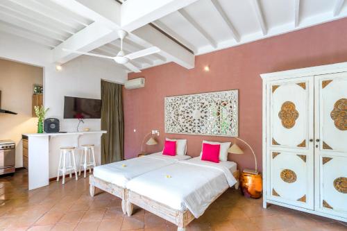 La Villa Oberoi (2 BR) - Tap to explore photos