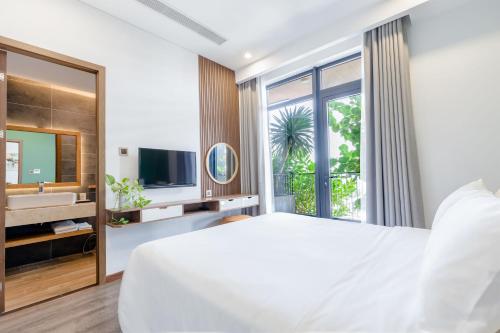387127960 Chi House Danang Hotel and Apartment