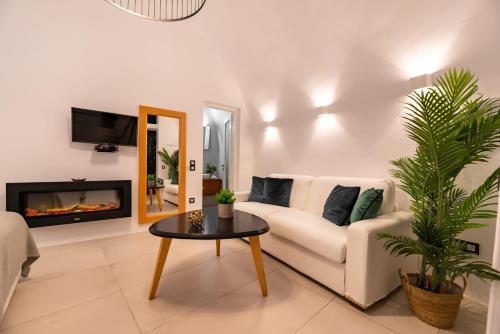 Daydream Luxury Suites - image 12