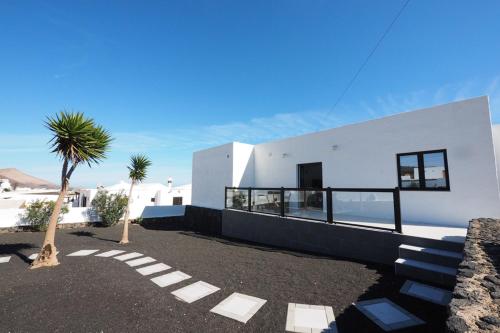 Private apartment with mountain and sea views, La Asomada, Lanzarote