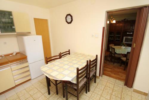 Three-Bedroom Apartment with Balcony and Sea View image 5