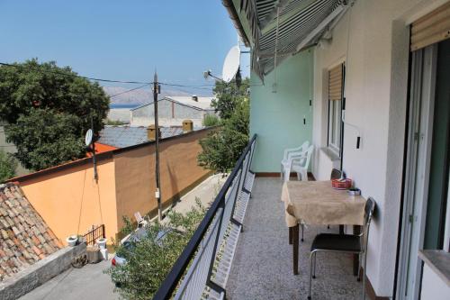 Three-Bedroom Apartment with Balcony and Sea View image 3