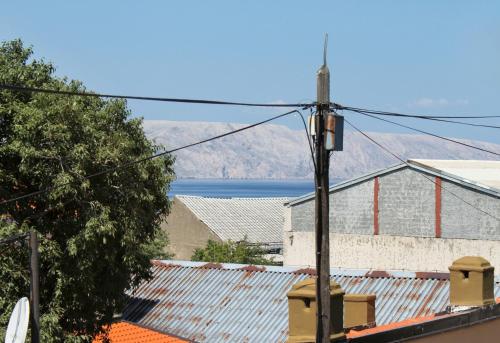 Three-Bedroom Apartment with Balcony and Sea View image 2