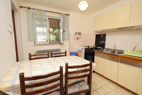 Three-Bedroom Apartment with Balcony and Sea View image 4
