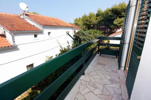 Apartments by the sea Mirca, Brac - 5655