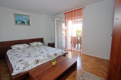 Three-Bedroom Apartment with Terrace room in Apartments with WiFi Supetar Brac - 5665