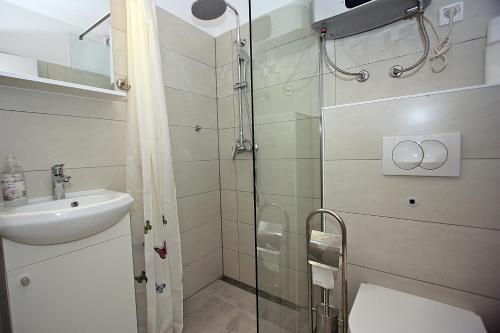 Three-Bedroom Apartment with Terrace image 9