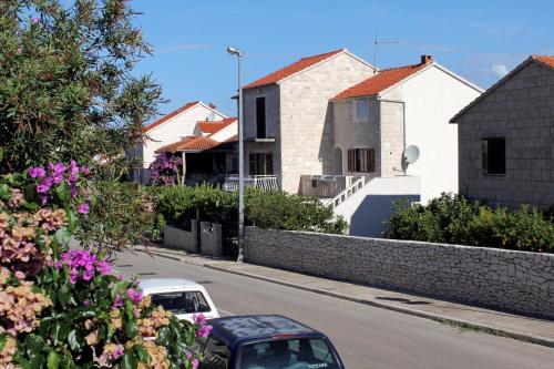 Apartments with a parking space Supetar, Brac - 5612