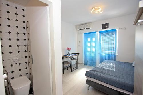 Zero-Bedroom Studio with Terrace image 3