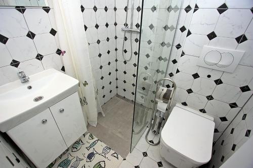 Zero-Bedroom Studio with Terrace image 6