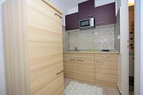 Zero-Bedroom Studio with Terrace image 8