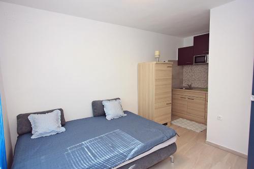 Zero-Bedroom Studio with Terrace image 5