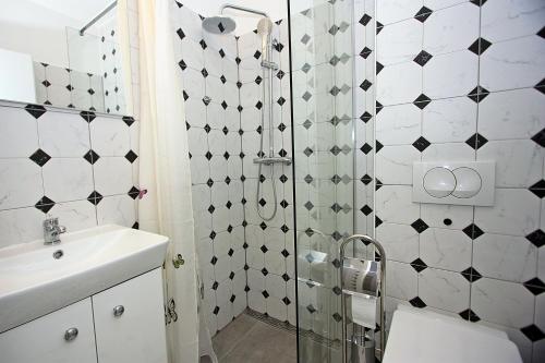 Zero-Bedroom Studio with Terrace image 7