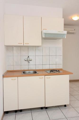 Apartments with a parking space Bol Brac - 5641 - image 11