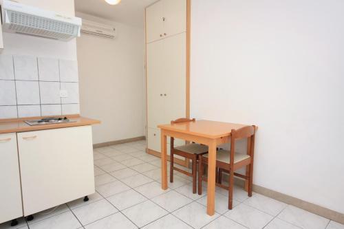 Apartments with a parking space Bol Brac - 5641 - image 10