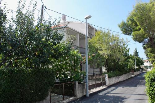 Apartments with a parking space Supetar Brac - 5653 - image 2