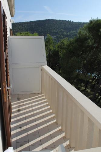 Seaside apartments with a swimming pool Pucisca Brac - 5637 - image 2