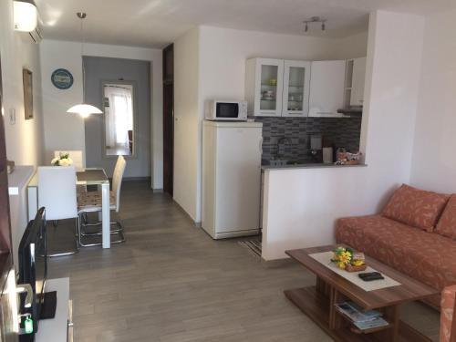 Apartments with a parking space Malinska, Krk - 5387 in ราดิชิ