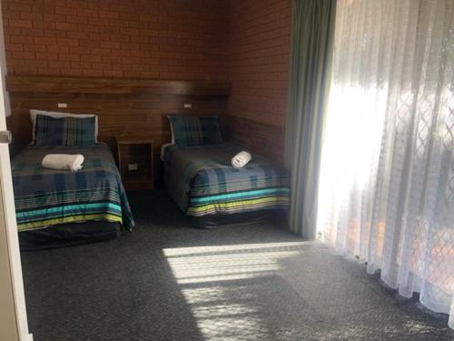 1 queen bed, 3 twin beds