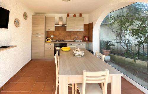 Konyha, 2 Bedroom Lovely Apartment In Frigole in Frigole