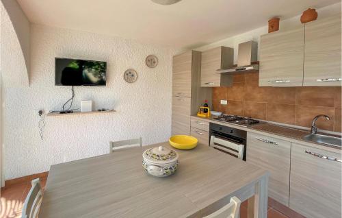 Konyha, 2 Bedroom Lovely Apartment In Frigole in Frigole