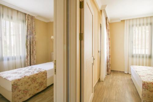 Azka Hotel Room Type - Deluxe Apart