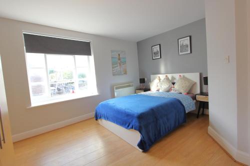 Picture of Lovely 2 Bed 2 Bath Flat & Parking By Cozynest