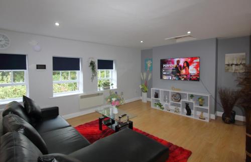 Picture of Lovely 2 Bed 2 Bath Flat & Parking By Cozynest