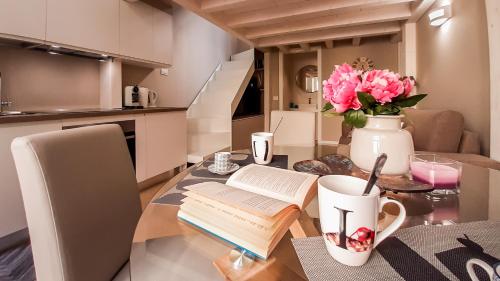 JOIVY Sophisticated 2 BR loft for 4, Милан