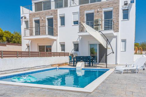 Modern, Cheerful & Dream Catching Villa in Corinth