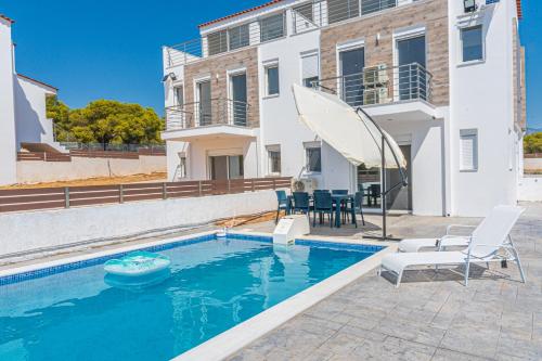 Modern, Cheerful & Dream Catching Villa in Corinth