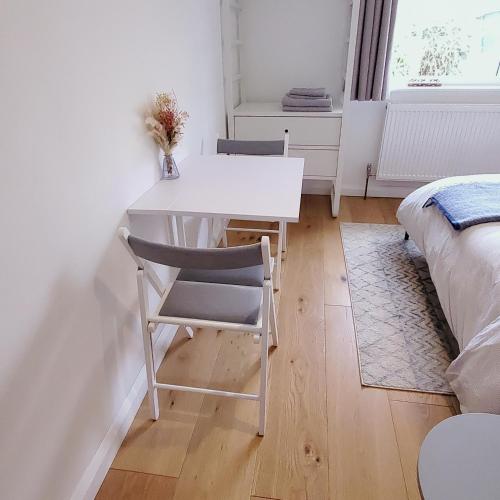 Self-contained annexe excellent location 4