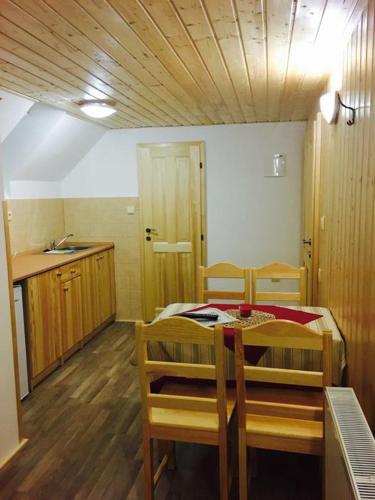 1 double bed, 2 twin beds