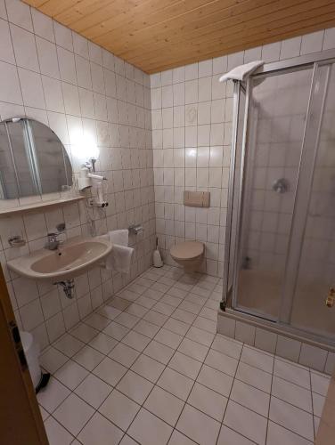 Bathroom, Cafe-Backerei-Pension Weigl in Teunz