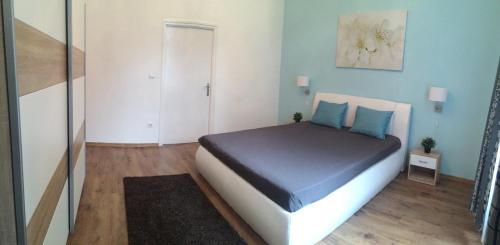 Standard Apartment by Hi5 - Ruin Bar Distr. (059), Budapest