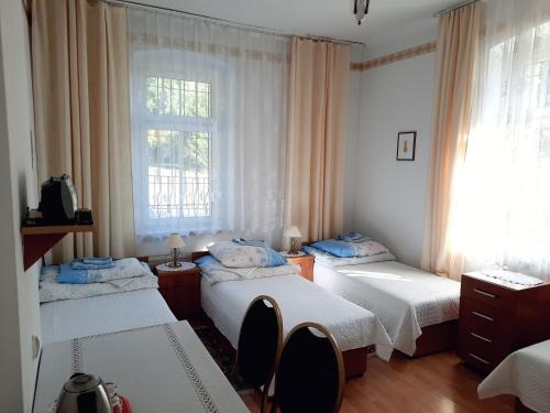 4 twin beds