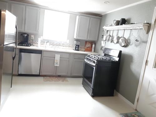 Iekārtas, Spacious 5BR Home in Downtown Historic District in Vistula (IN)